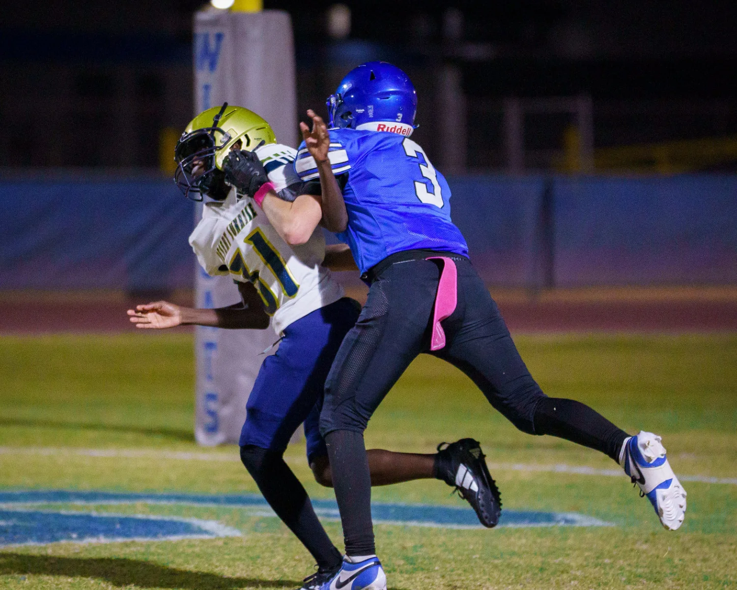 Jaiden Hart-Rodriguez directing the play Tempe Buffaloes football team leader